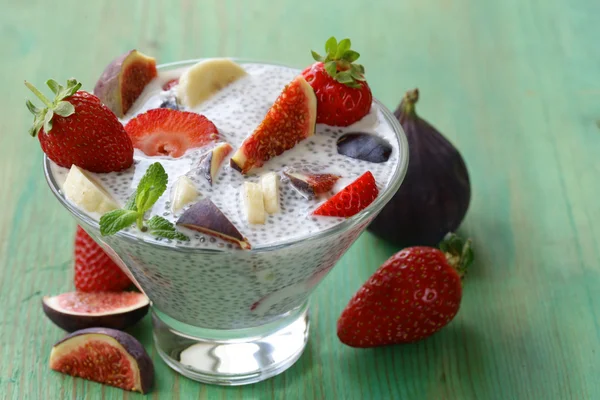 Dessert chia zaad pudding met bessen en vruchten - gezond eten, super voedsel — Stockfoto