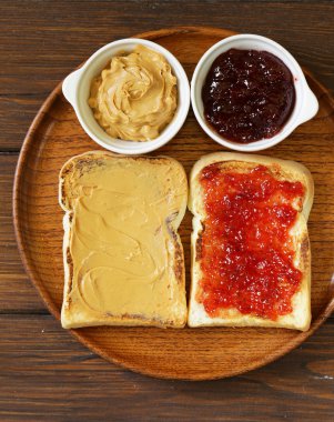 Fıstık ezmesi ve çilek reçeli ile sandviç