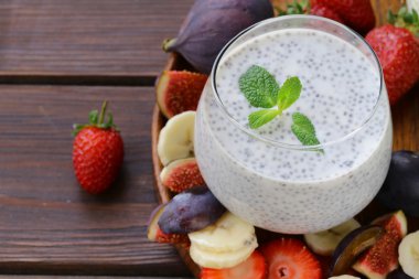 Tatlı chia tohum puding ile çilek ve meyve - sağlıklı yemek yeme, yiyecek süper