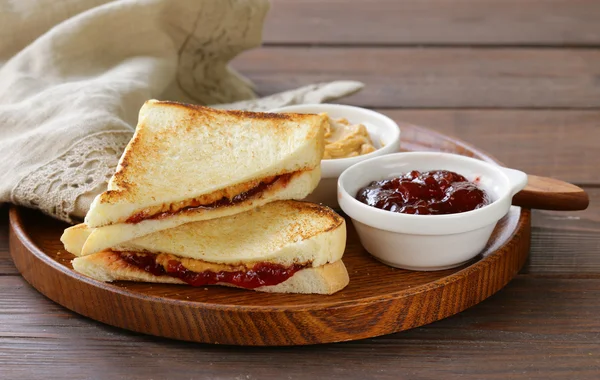 Sandwiches with peanut butter and strawberry jam — Stock Photo, Image