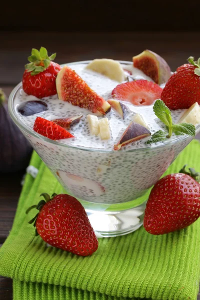 Пудинг из семян чиа с ягодами и фруктами - здоровое питание, супер питание — стоковое фото