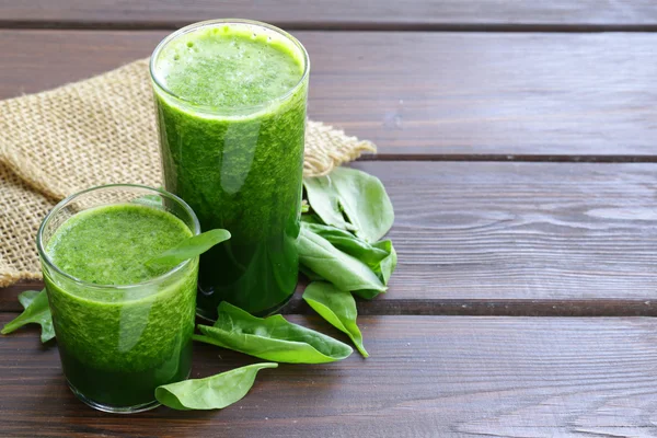 Batido ecológico natural espinacas verdes - alimentos saludables —  Fotos de Stock