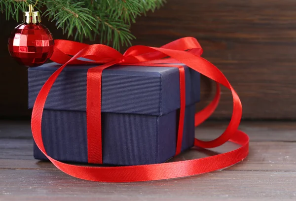 礼品盒用节日彩带和圣诞装饰品木制背景上 — 图库照片