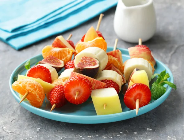 Fruits sur des brochettes en bois - brochettes à dessert — Photo