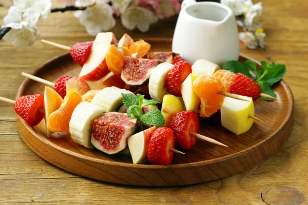 Frutta su spiedini di legno - spiedini da dessert — Foto Stock