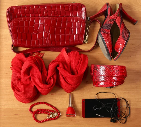 Accesorios mujer bolsos rojos, zapatos, cinturón y bufanda —  Fotos de Stock