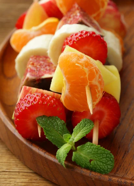 Fruits sur des brochettes en bois - brochettes à dessert — Photo