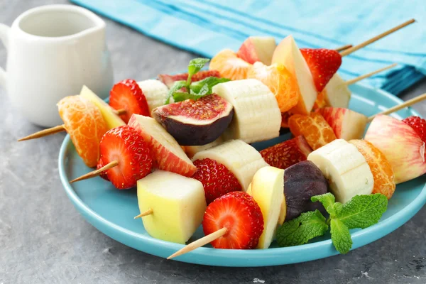 Fruits sur des brochettes en bois - brochettes à dessert — Photo