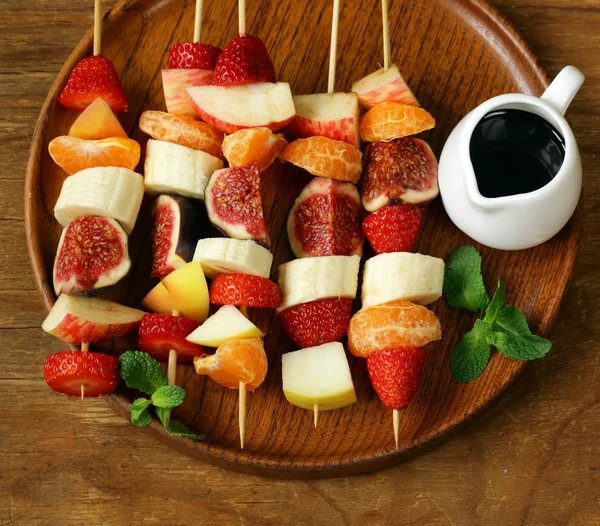 Fruits sur des brochettes en bois - brochettes à dessert — Photo