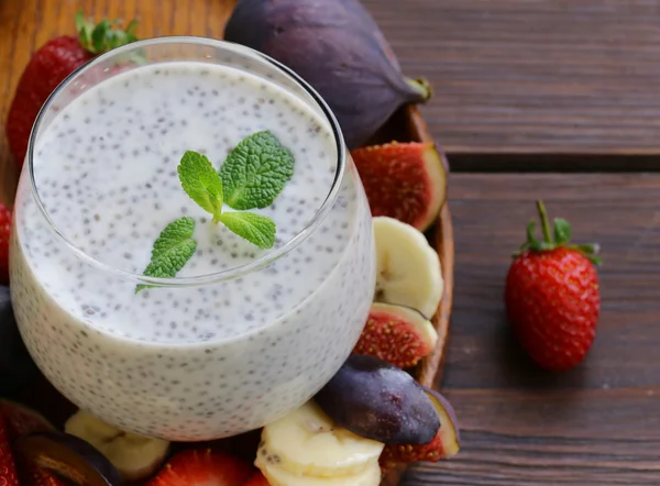 Tatlı chia tohum puding ile çilek ve meyve - sağlıklı yemek yeme, yiyecek süper