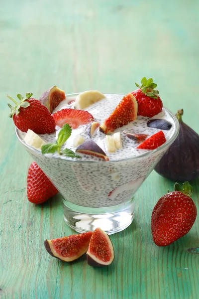 Dessert chia seed pudding with berries and fruits - healthy eating, super food — Stock Photo, Image