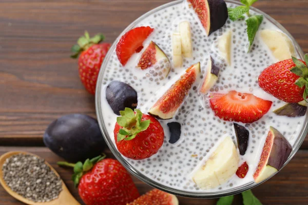 Dessert chia seed pudding with berries and fruits - healthy eating, super food — Stock Photo, Image