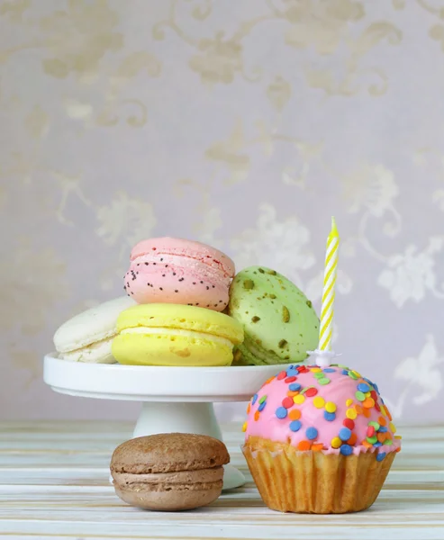 Cupcakes festivos com uma vela em um fundo vintage — Fotografia de Stock