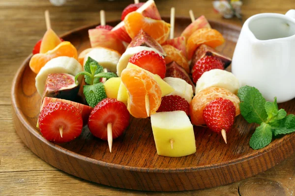 Fruit on wooden skewers - dessert skewers — Stock Photo, Image