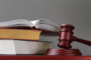 ahşap arka plan üzerinde bir stand tokmak