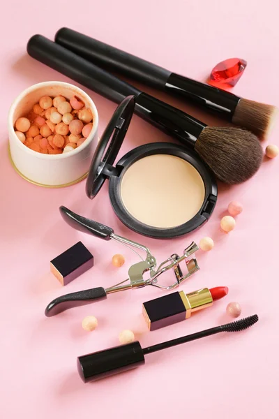 Ensemble de cosmétiques pour maquillage (poudre pour le visage, rouge à lèvres, pinceau de mascara ) — Photo