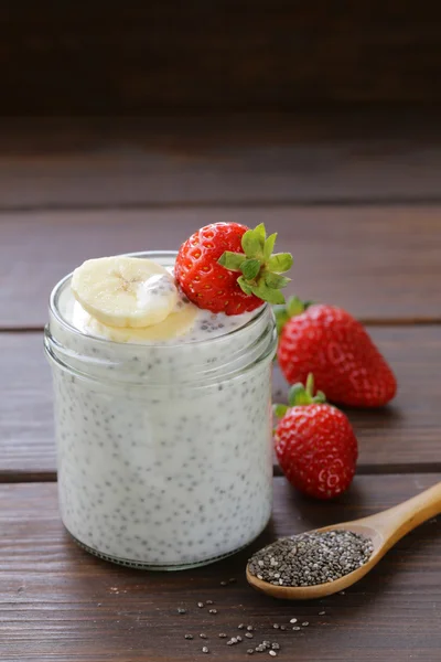 Postre pudín de semillas de chía con bayas y frutas: alimentación saludable, súper comida —  Fotos de Stock