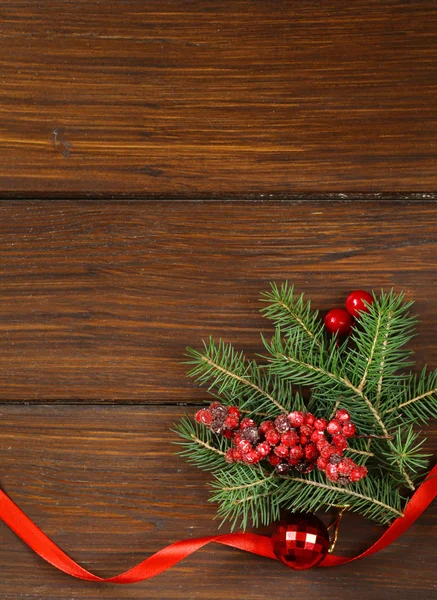 Kerstmis houten achtergrond met fir takken en decoratie — Stockfoto