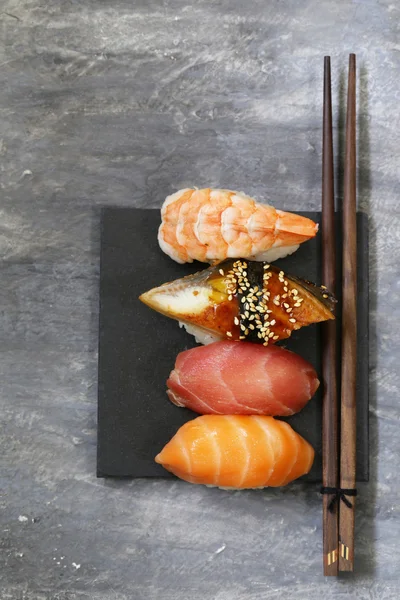 Sushi van de Japanse traditionele gerechten met zalm, tonijn en garnalen — Stockfoto