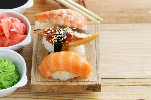 Sushi van de Japanse traditionele gerechten met zalm, tonijn en garnalen — Stockfoto