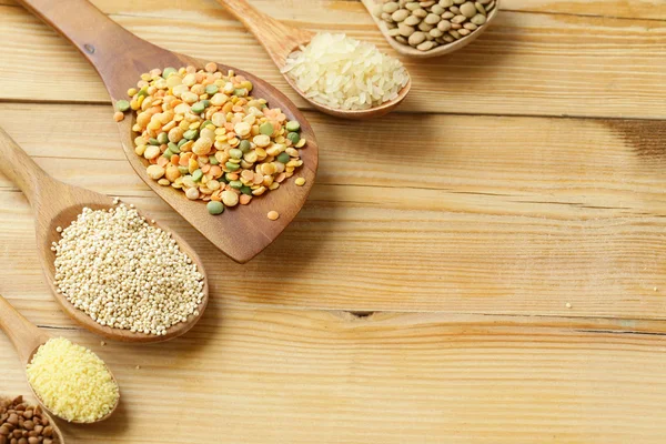 Assortimento di cereali diversi grano saraceno, riso, lenticchie, quinoa — Foto Stock