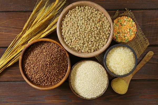 Sortimento de diferentes grãos - trigo mourisco, arroz, lentilhas, quinoa — Fotografia de Stock