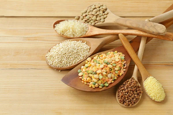 Assortimento di cereali diversi grano saraceno, riso, lenticchie, quinoa — Foto Stock