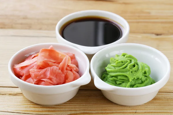 Salsa giapponese wasabi, salsa di soia e zenzero sottaceto — Foto Stock