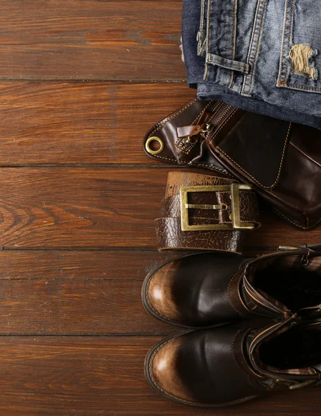 Los hombres a la moda establecidos sobre un fondo de madera —  Fotos de Stock
