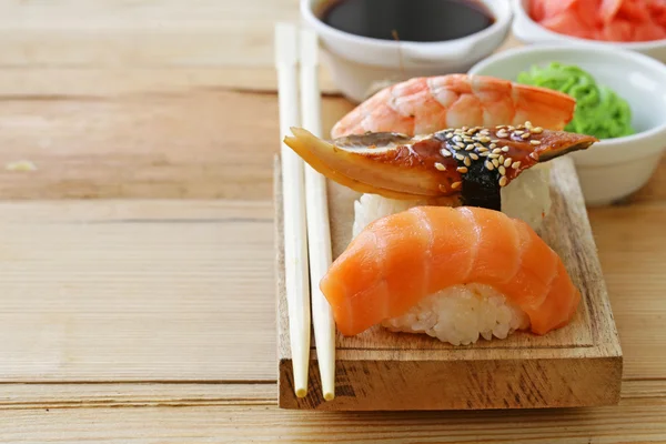 Sushis traditionnels japonais au saumon, thon et crevettes — Photo