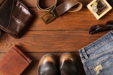 Şık erkekler üzerinde ahşap arka plan belirleme