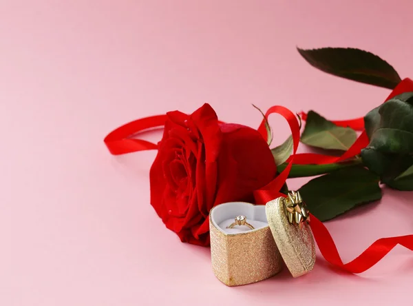 Röd ros blomma med en Guldring med en diamant — Stockfoto