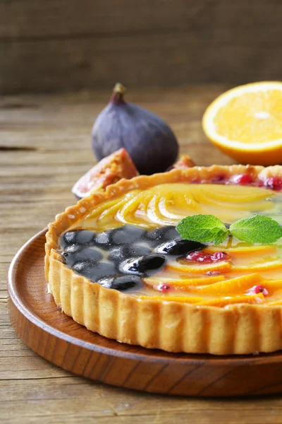 Obstkuchen mit verschiedenen Beeren (Trauben, Pfirsiche, Kiwi, Orange)) — Stockfoto