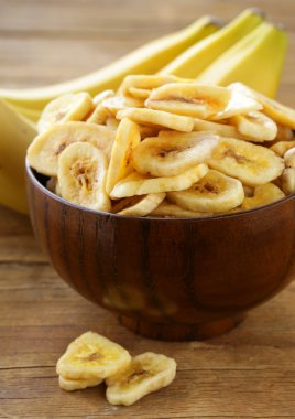 Muz fiş, ahşap bir masa üzerinde kurutulmuş meyve