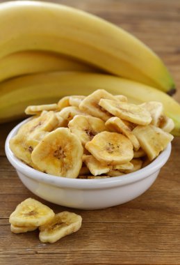 Muz fiş, ahşap bir masa üzerinde kurutulmuş meyve