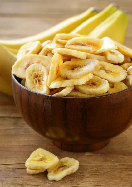 Muz fiş, ahşap bir masa üzerinde kurutulmuş meyve