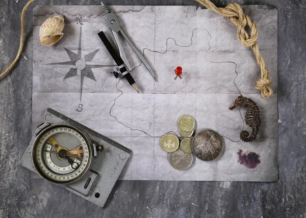 Mappa e accessori vintage per la caccia al tesoro e il viaggio — Foto Stock