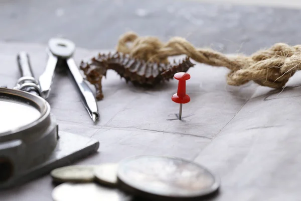 Mappa e accessori vintage per la caccia al tesoro e il viaggio — Foto Stock