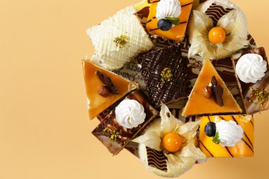 Krema, çikolata ve çilek ile çeşitli farklı mini kek