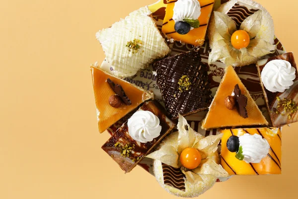 クリーム、チョコレートとベリーの盛り合わせ異なるミニケーキ — ストック写真