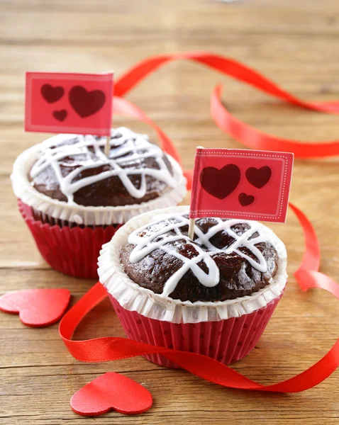 Pastelería festiva para San Valentín, magdalena de chocolate con corazones rojos — Foto de Stock