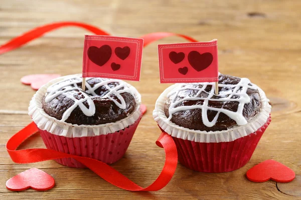 Pastelería festiva para San Valentín, magdalena de chocolate con corazones rojos —  Fotos de Stock