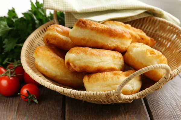 Tortas fritas caseiras com batatas, estilo rústico — Fotografia de Stock