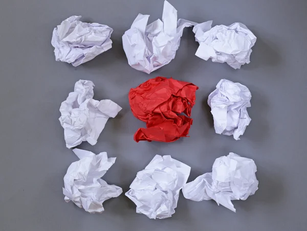 Idea koncepce - červená zmačkaný papír mezi mnoha dokument white paper — Stock fotografie