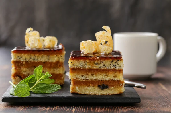 Portion de gâteau dessert avec crème et chocolat sur une assiette — Photo