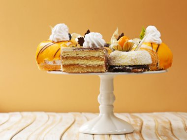 Krema, çikolata ve çilek ile çeşitli farklı mini kek