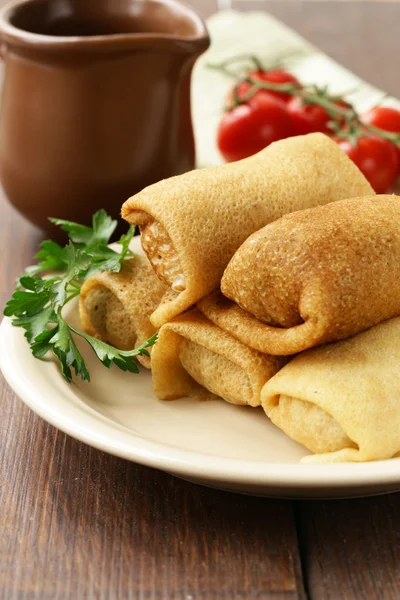 Tunna pannkakor med kött på tallriken, ryska köket — Stockfoto