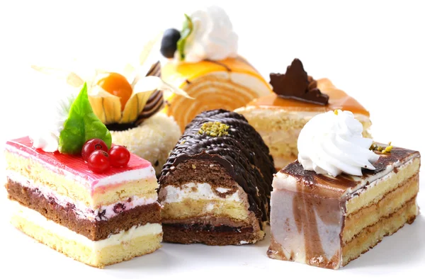 Diverse verschillende mini taarten met room, chocolade en bessen — Stockfoto