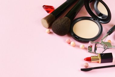 kozmetik makyaj (yüz pudrası, ruj, rimel fırçası için ayarla)