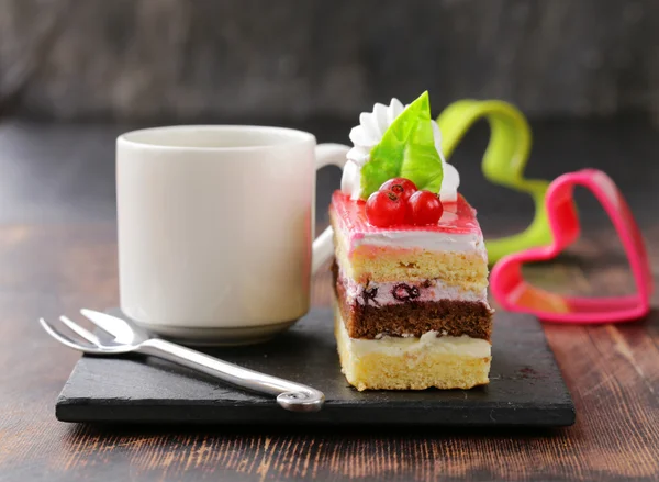 デザート プレートにチョコレートとクリームのケーキ — ストック写真